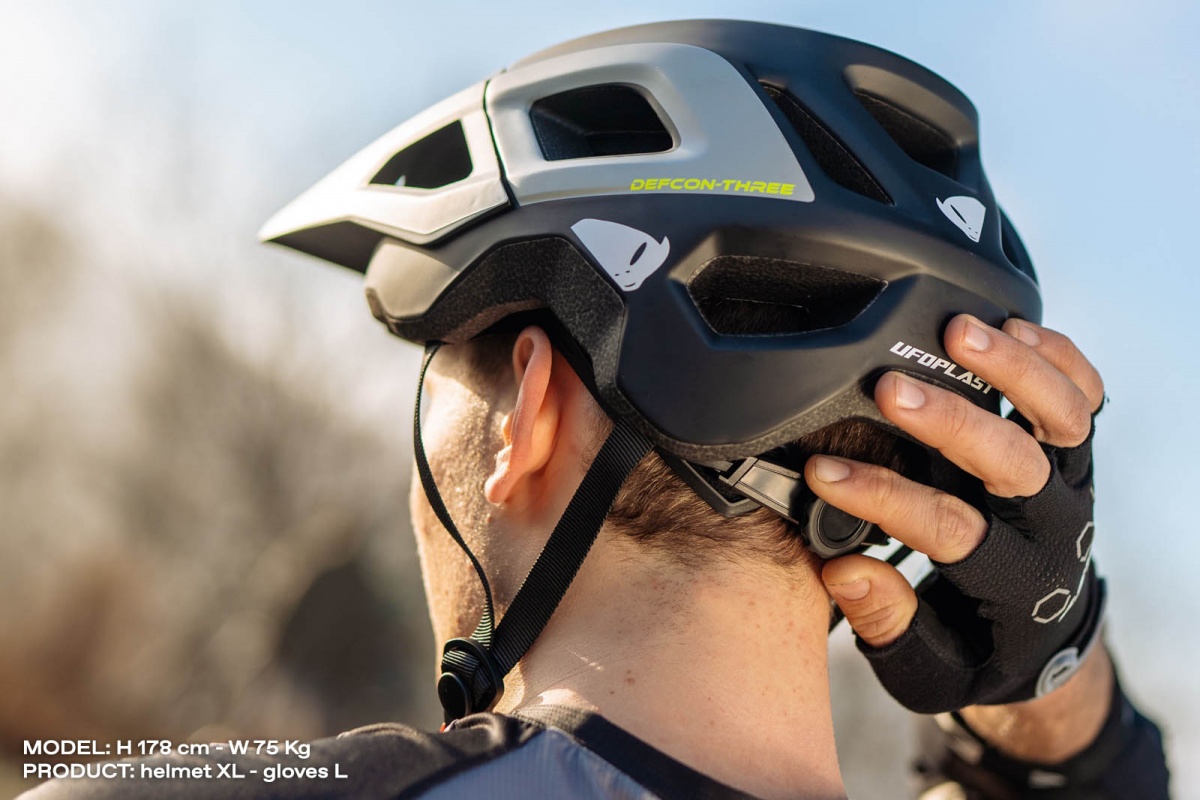 Defcon three mountain bike helmet black and neon yellow - Helmets - HE15003-K - UFO Plast